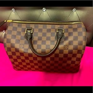 A Louis Vuitton bag , style speedy30.